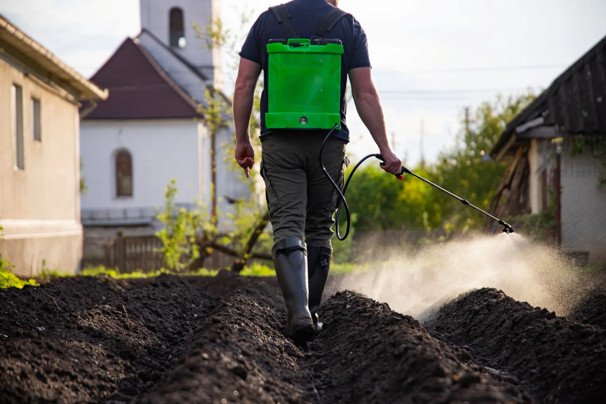 granjero con fertilizante